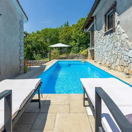 Lovely In Glavani كوسترينا