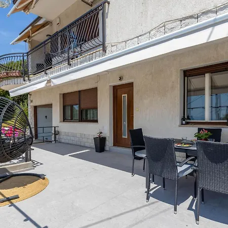 Lovely In Glavani كوسترينا