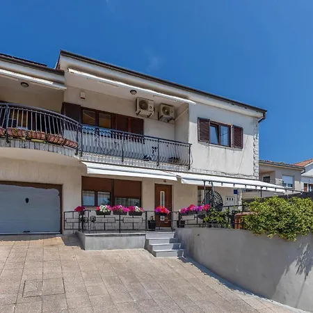 Lovely In Glavani * كوسترينا