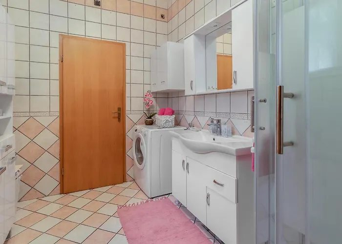 Lovely In Glavani 코스트레나